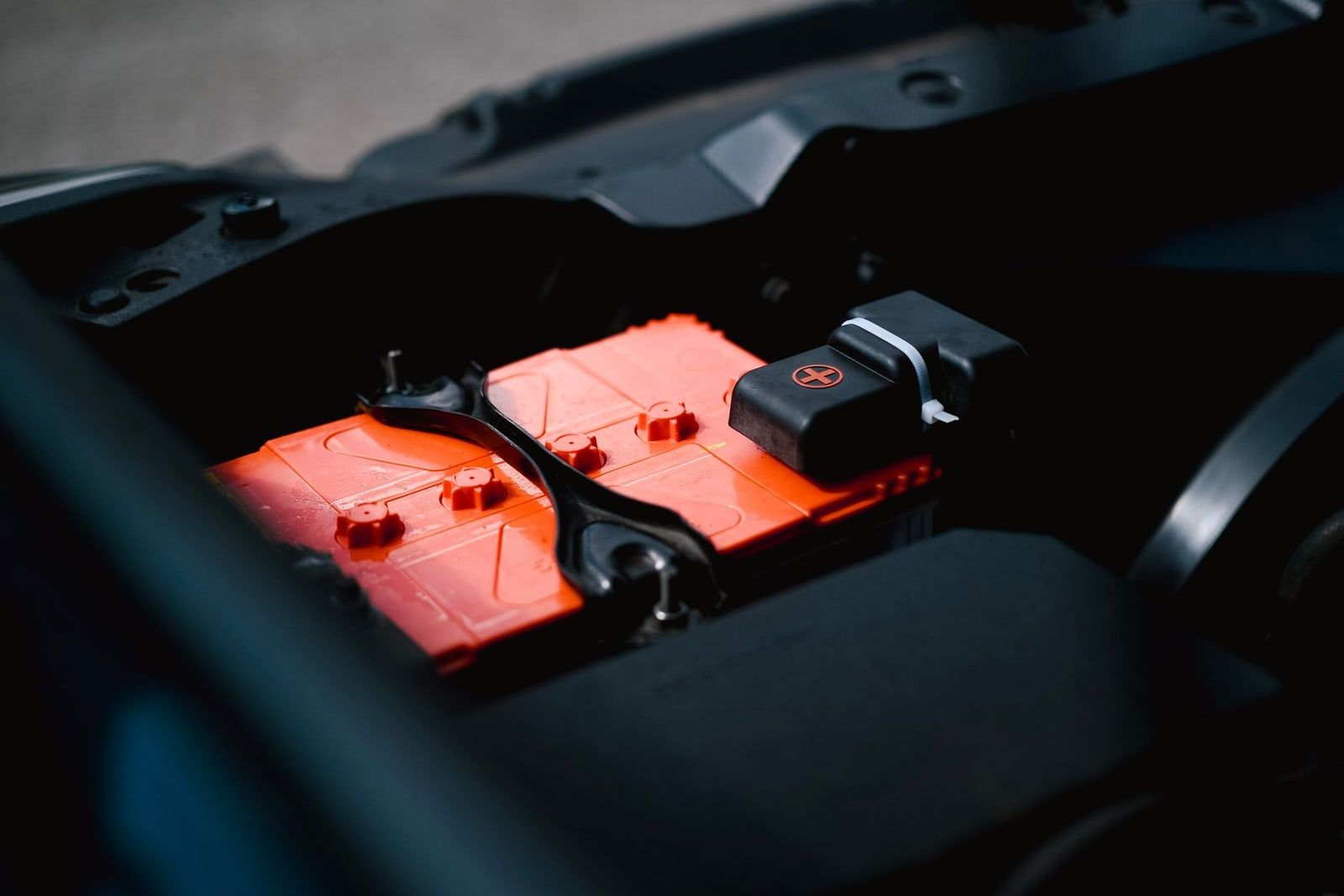 Batería de coche dentro del vano del motor
