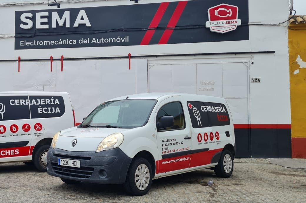 Rótulo SEMA Electromecánica del Automóvil en la fachada del taller, con una furgoneta del taller aparcada delante