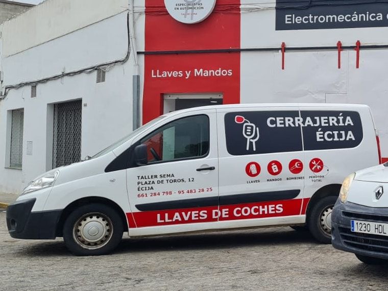 Furgoneta de Cerrajería Écija rotulada con "Llaves de coches" delante de Taller Sema
