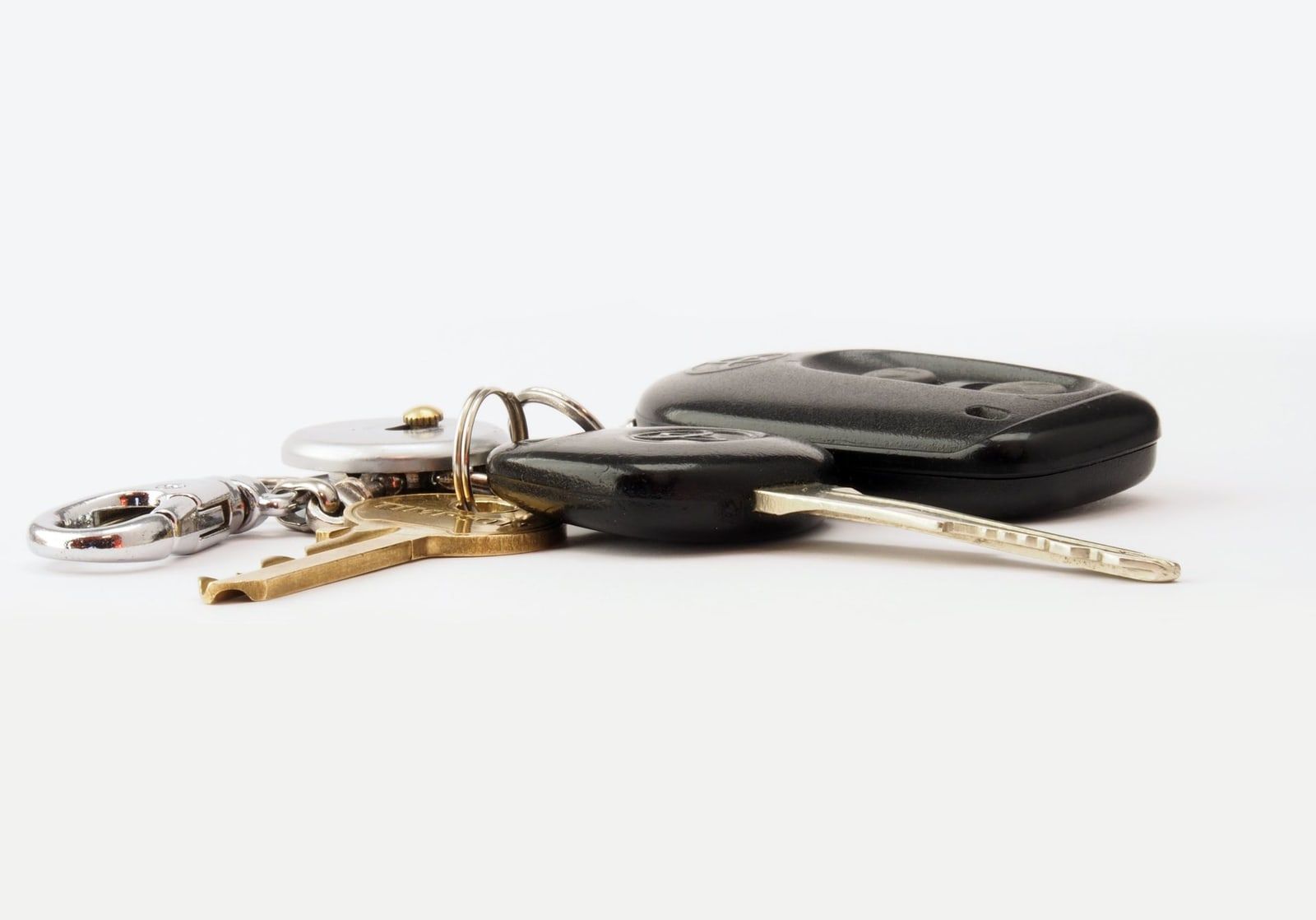 Llave de coche con mando sobre una mesa blanca